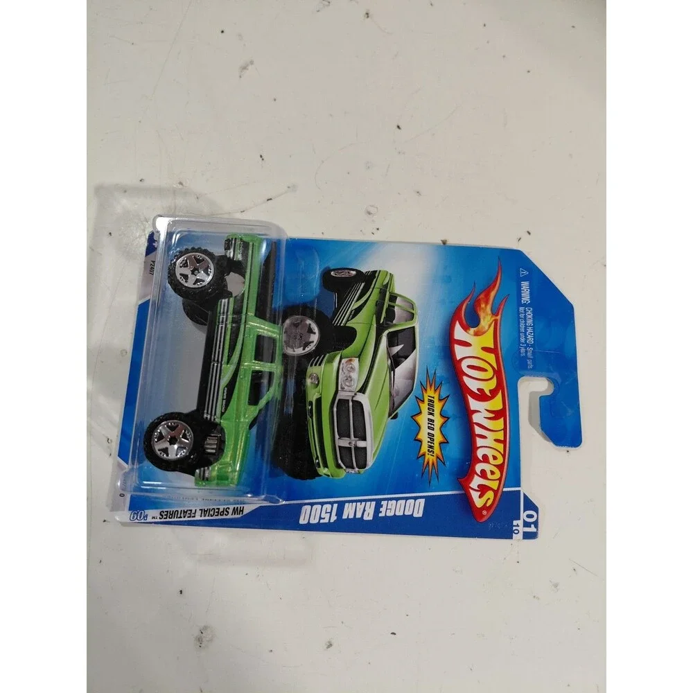 NIP Hot Wheels Special Features 1:64 Die Cast Dodge Ram 1500 Truck w/Tonneau